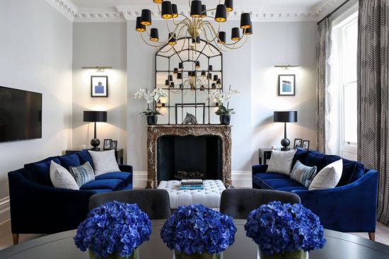 Дизайн зала с синим диваном
