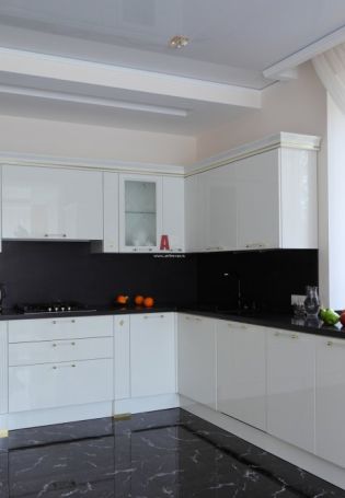 Белая глянцевая кухня с черными ручками