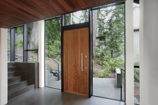 Дом стеклянный а дверь деревянная
