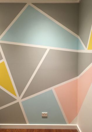 Геометрические фигуры на стене краской
