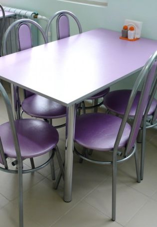 Обеденный стол для школьной столовой