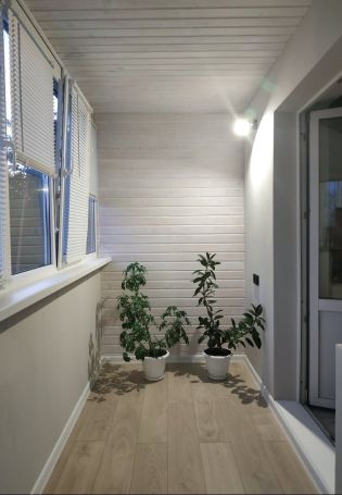 Фото балконов с ламинатом на стене