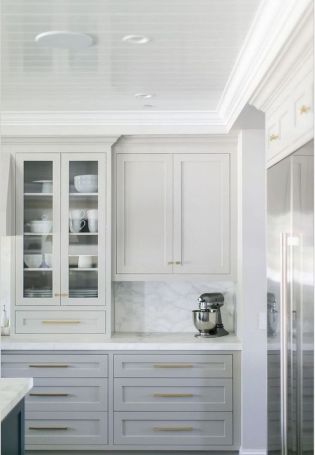 Белая кухня с узкой фрезеровкой