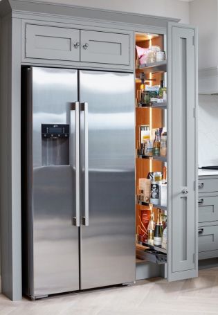 Кухня с двумя холодильниками