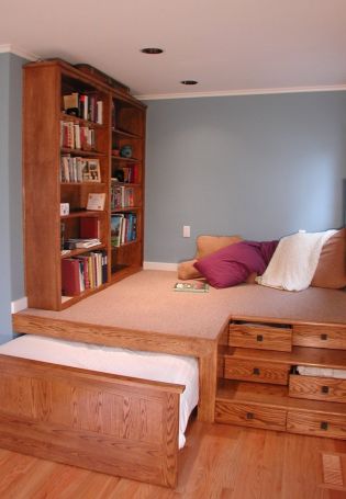 Кровать подиум в узкой комнате
