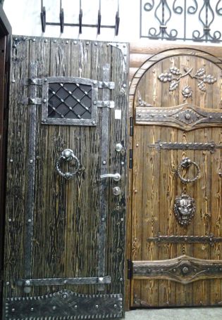 Дизайн деревянных дверей уличных под старину фото