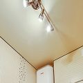 Натяжной потолок в ванну со встроенной шторой