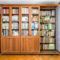 Угловые книжные шкафы для домашней библиотеки