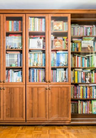 Угловые книжные шкафы для домашней библиотеки