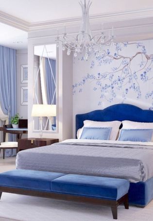 Синяя кровать и белый корпус