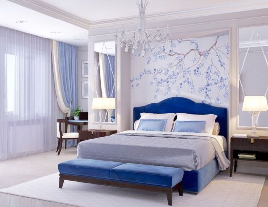 Синяя кровать и белый корпус