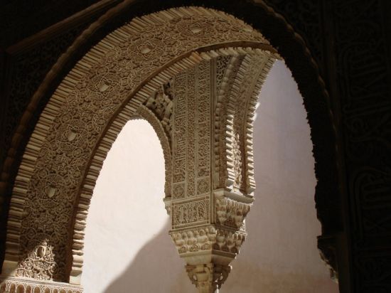 Арочные окна в мавританском стиле