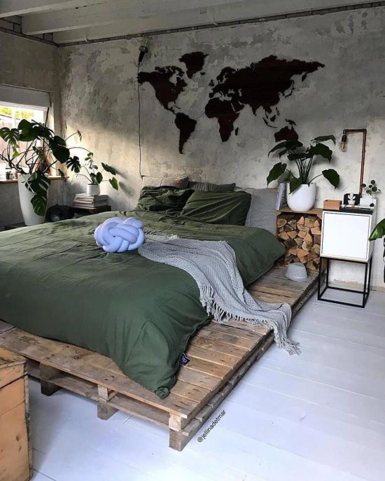 Оригинальные кровати из палета в готическом стиле