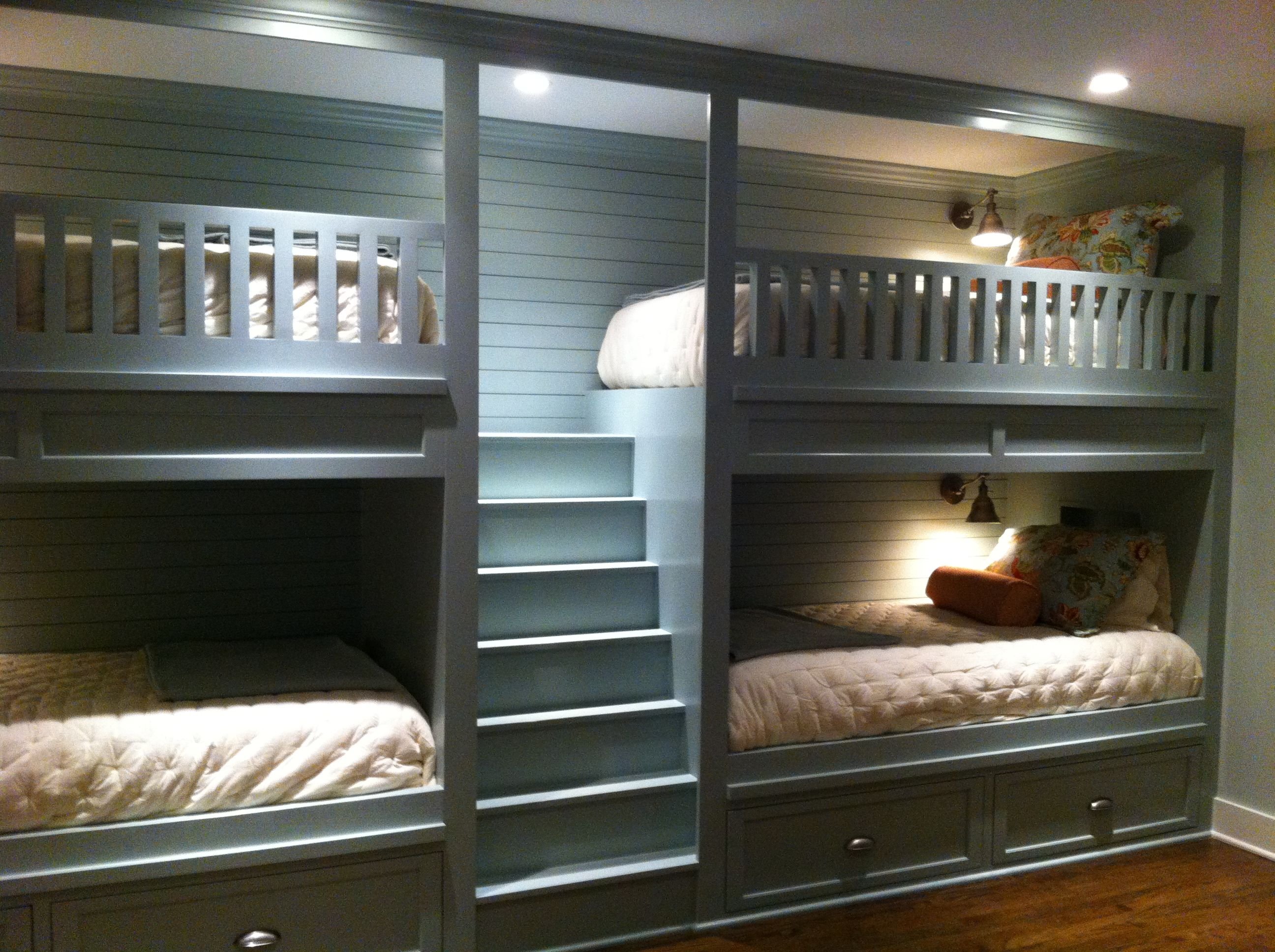 двухъярусная кровать с шкафчиками