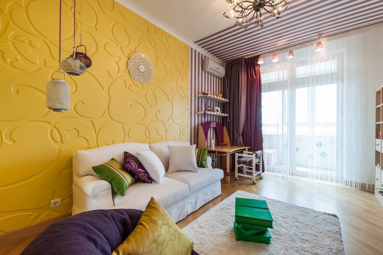 Какие обои лучше для квартиры. Желтые стены в интерьере. Гостиная в желтом цвете. Акцентная стена в интерьере. Покрашенные стены в интерьере.