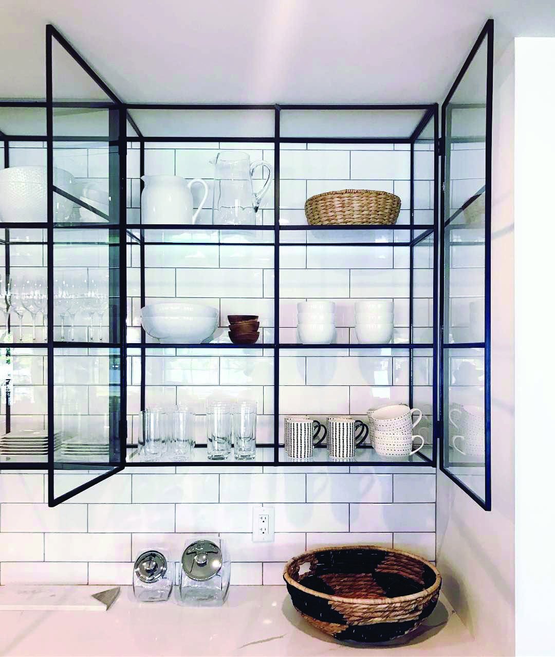 Baby glass shelf box dish. Стеллаж из металла и стекла. Стеклянный стеллаж на кухне. Стеклянные полки на кухне. Кухня со стеклянными полками.