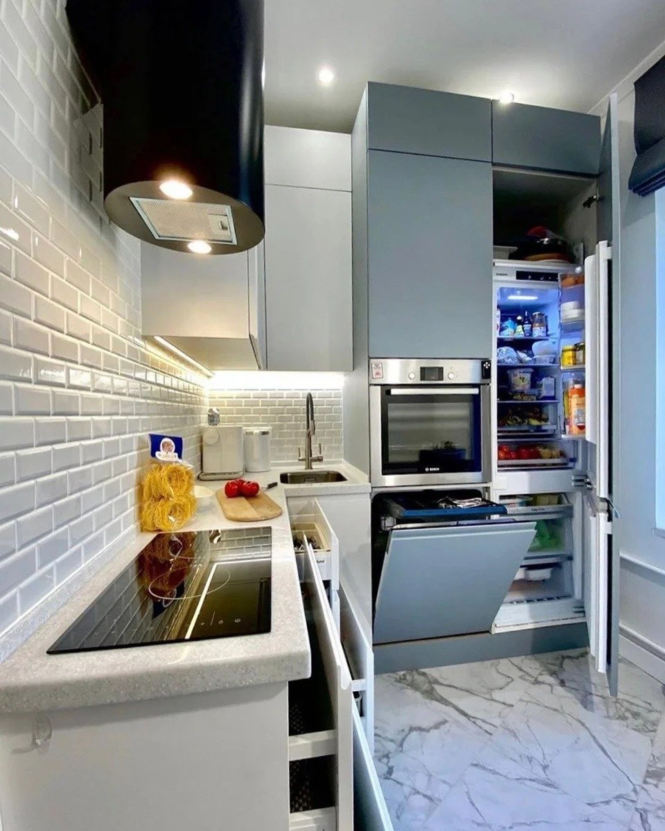 планировка на маленькой кухне с холодильником