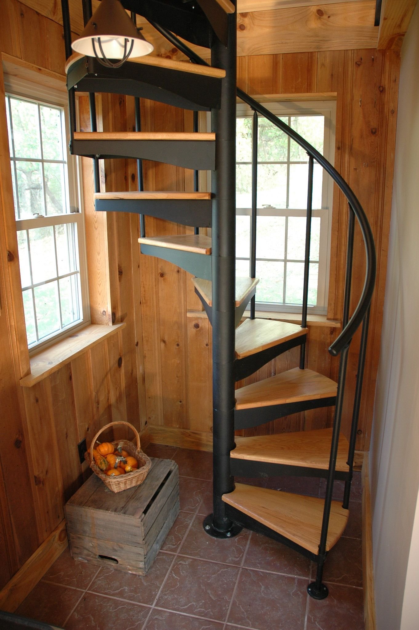 винтовая лестница в интерьере загородного дома