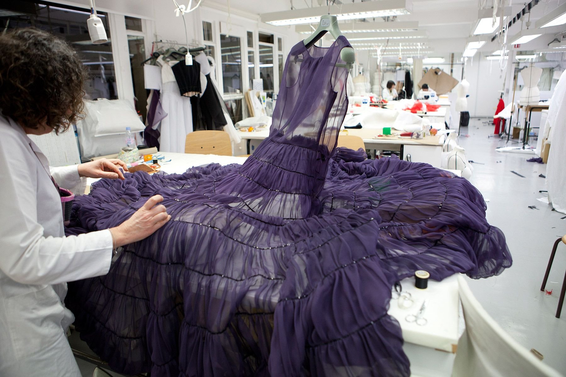 Платье на заказ пошив. Кристиан диор ателье. Atelier Haute Couture Dior. Дизайнерский пошив одежды. Мастерская дизайнера одежды.