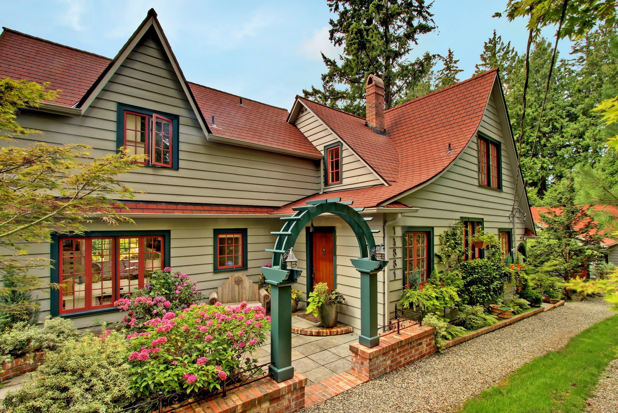 Зелено деревянный цвет. Тиккурила Винха 2664. Фасад в стиле Кантри. Загородный дом. Красивые фасады деревянных домов.