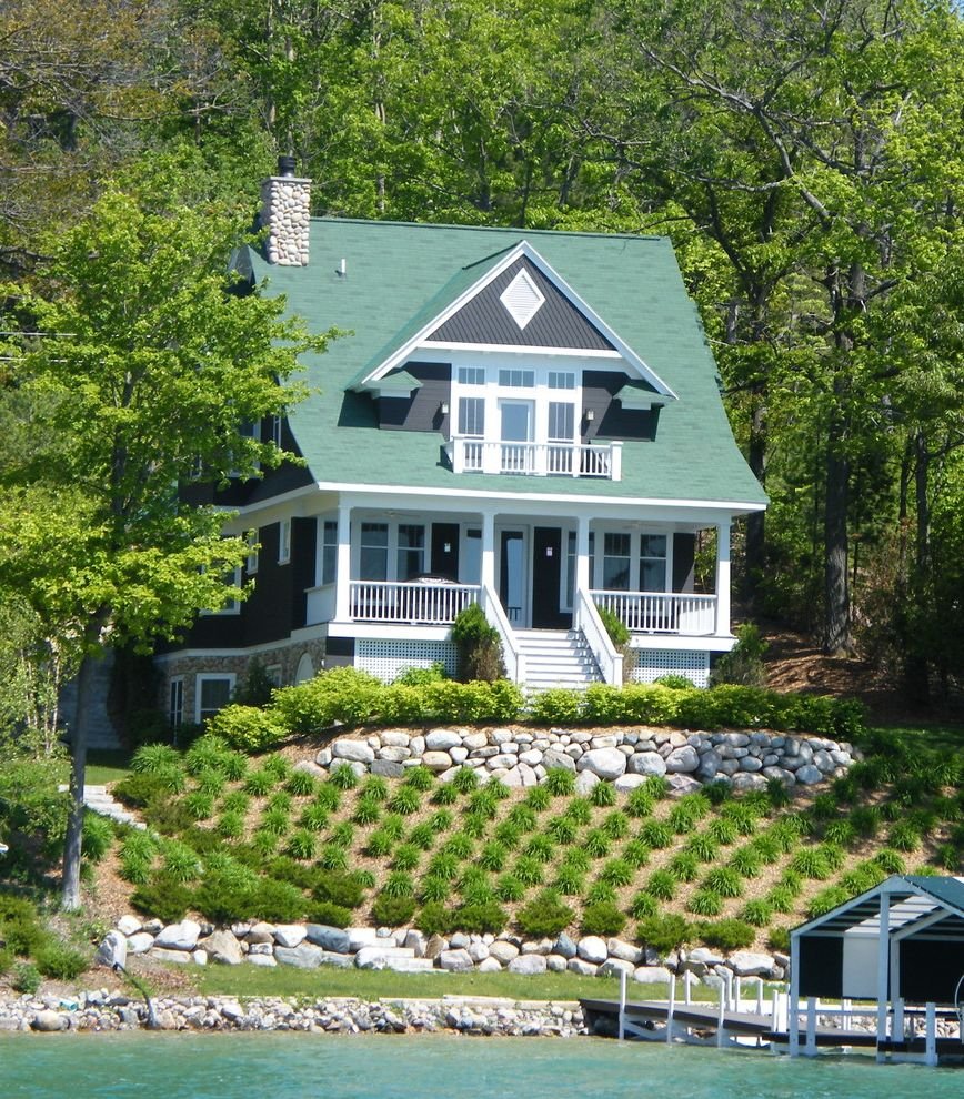 Зеленая крыша читать. Дом с зеленой крышей. Загородный дом с зеленой крышей. Красивый дом с зеленой крышей. Деревянный дом с зеленой крышей.