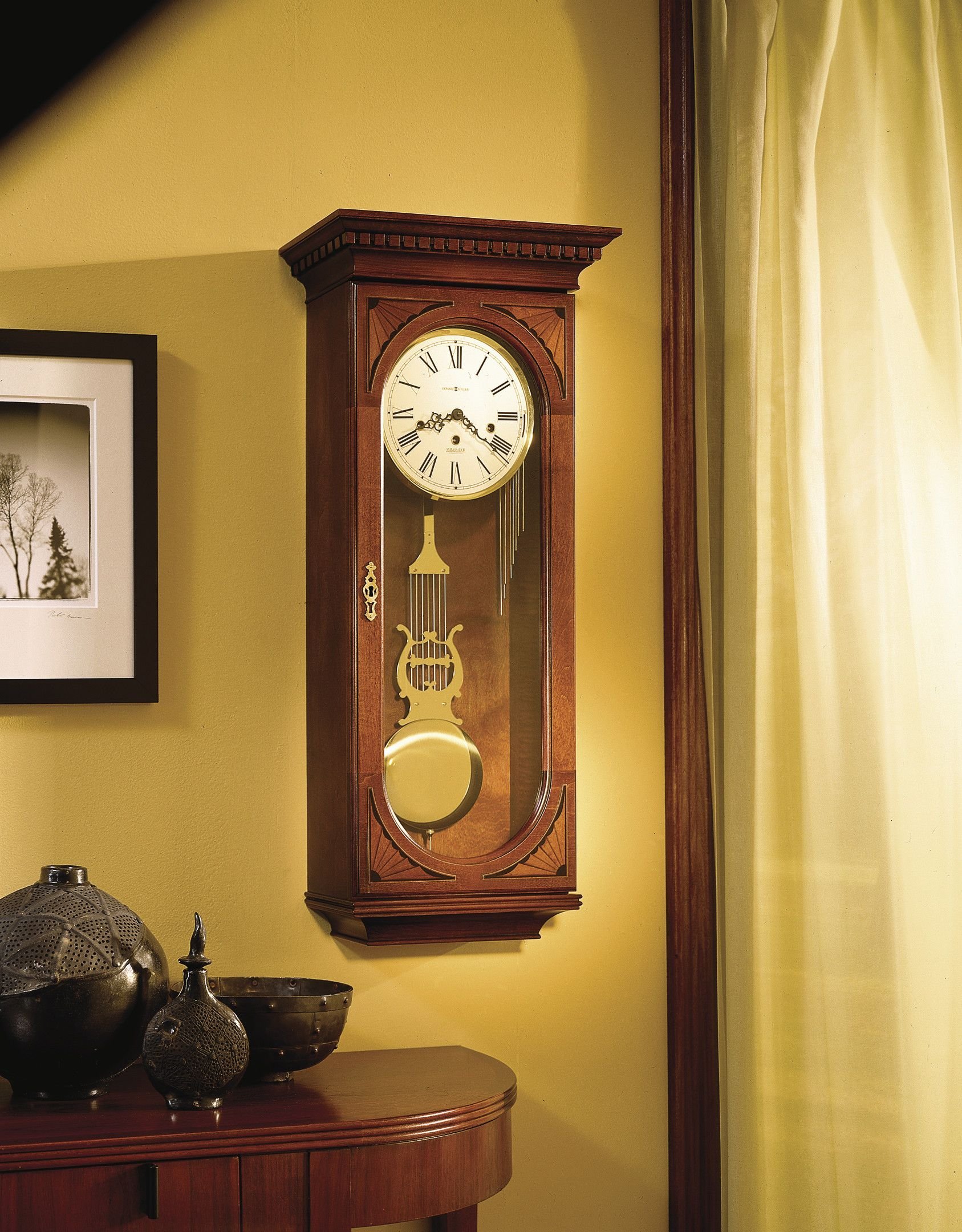 Настенных и настольных часов. Часы Howard Miller с маятником. Часы настенные с маятником Howard Miller. Часы с маятником в интерьере. Старинные часы.