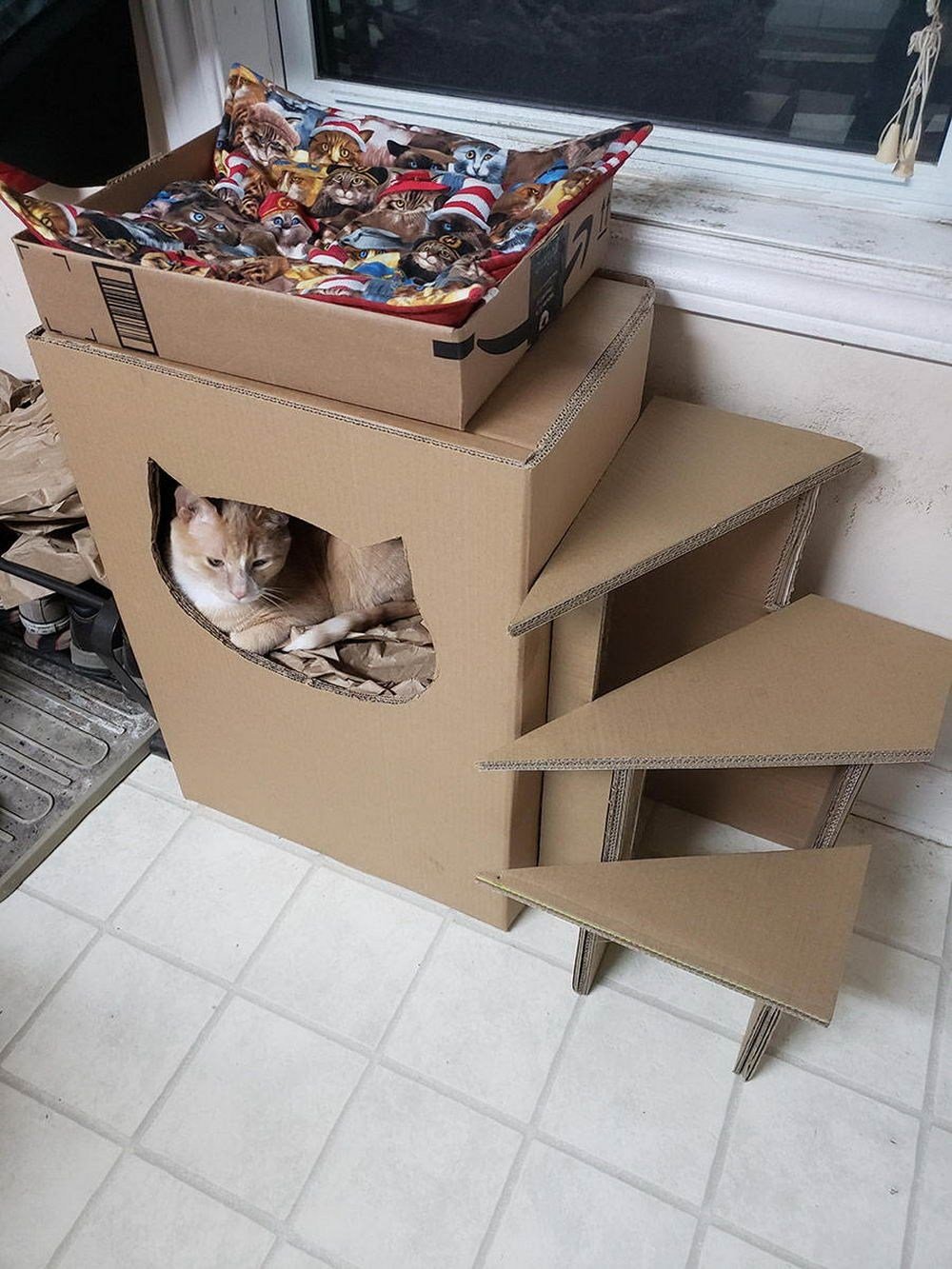 Сделать домик для кошек из коробок. Домик для кошки из коробки. Домик для кошки из коробок. Домик для кошки из картонной коробки. Домм для кошки из коробки.