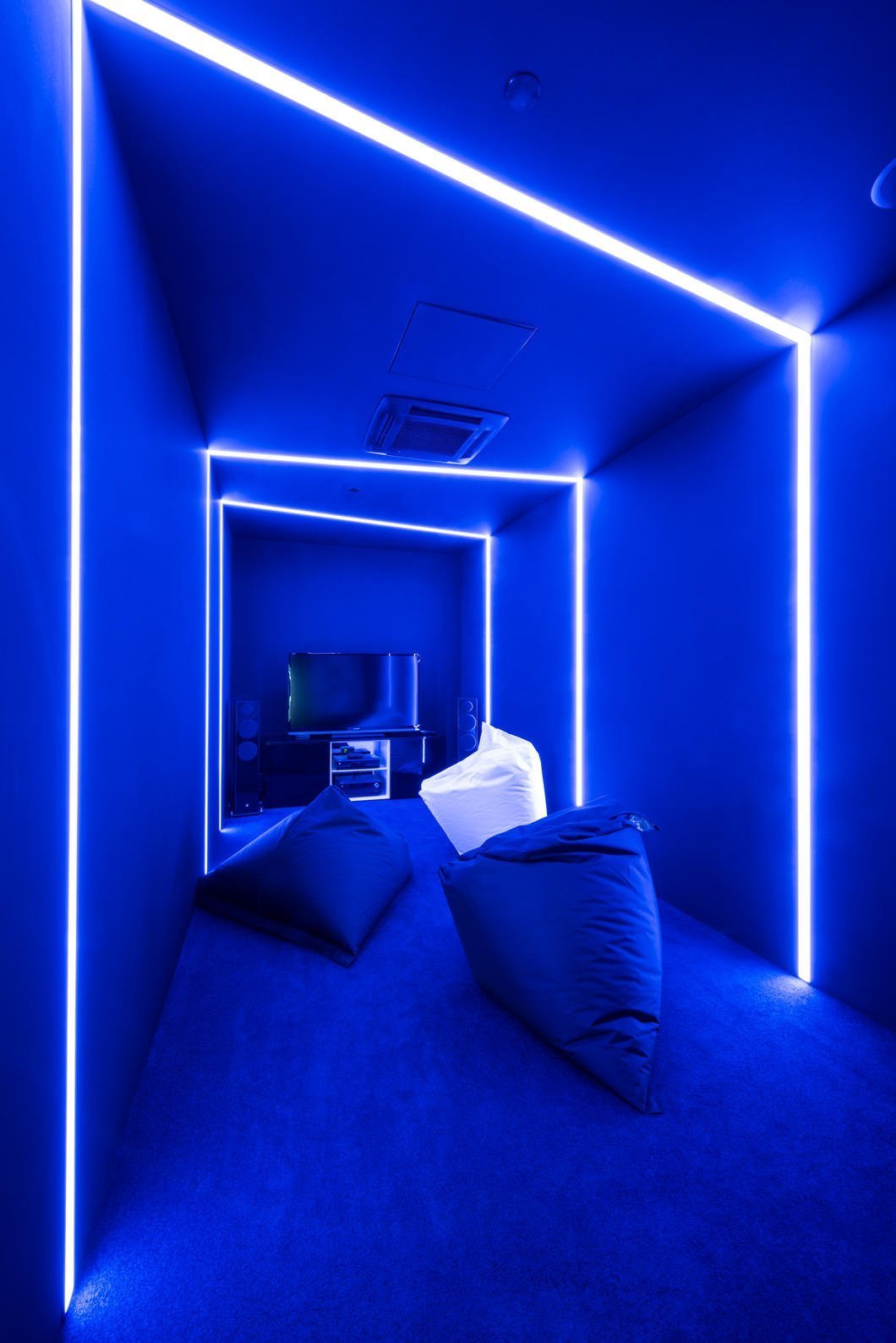 Подсветка неоновой лентой. Комната с подсветкой. Синяя подсветка для комнаты. Комната со светодиодами. Светодиодная подсветка.