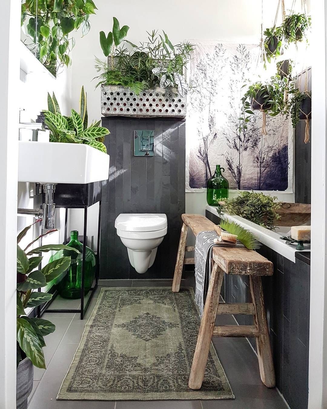 Цветы в ванной без окон. Ванная в стиле бохо Сканди. Ванная комната с растениями. Ванная в тропическом стиле. Интерьер ванной с зеленью.