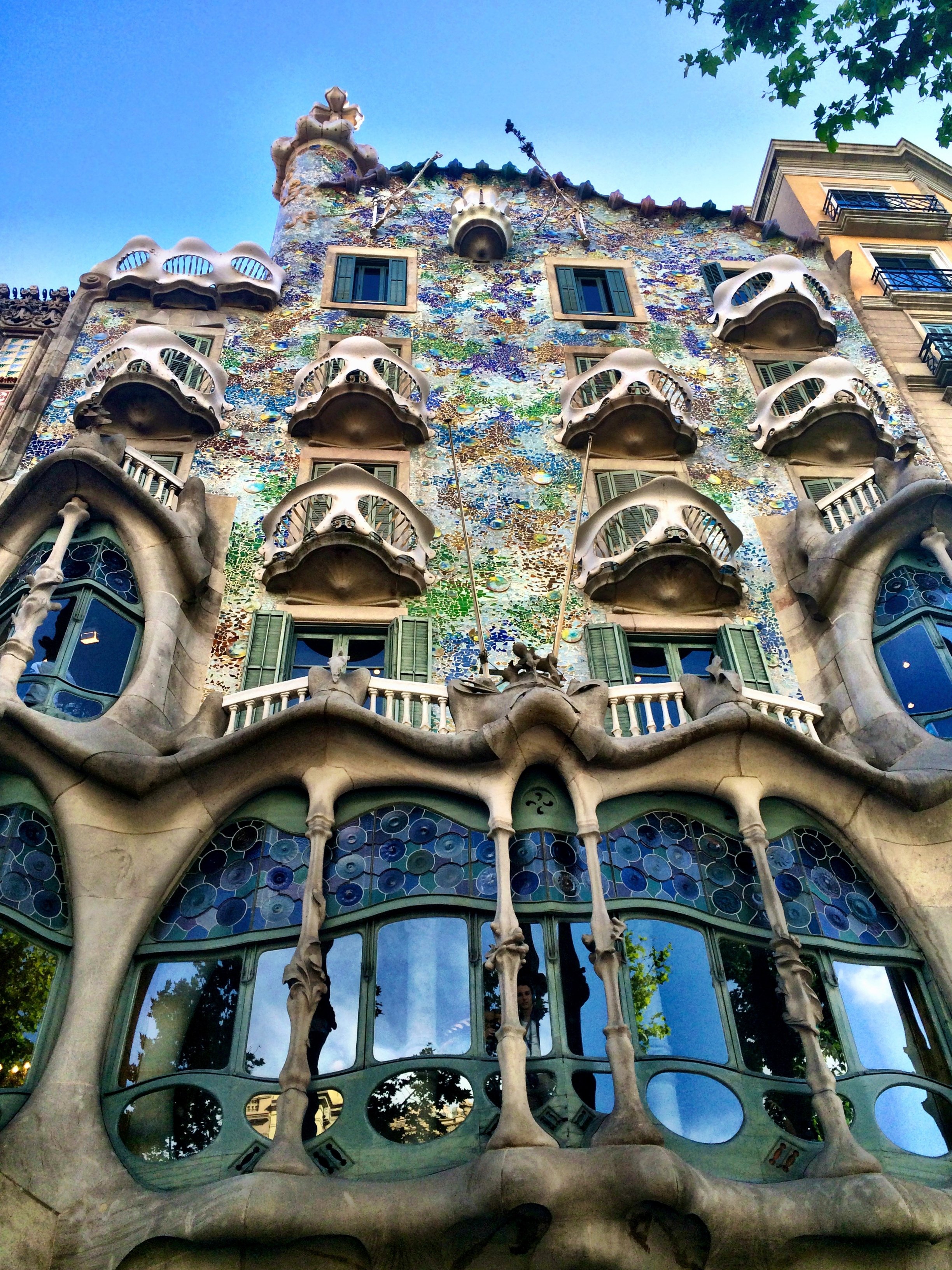Творения гауди. Архитектура Гауди в Барселоне. Дом Бальо Гауди - Барселона, Испания. Архитектор Гауди Барселона. Антонио Гауди архитектура Барселоны.