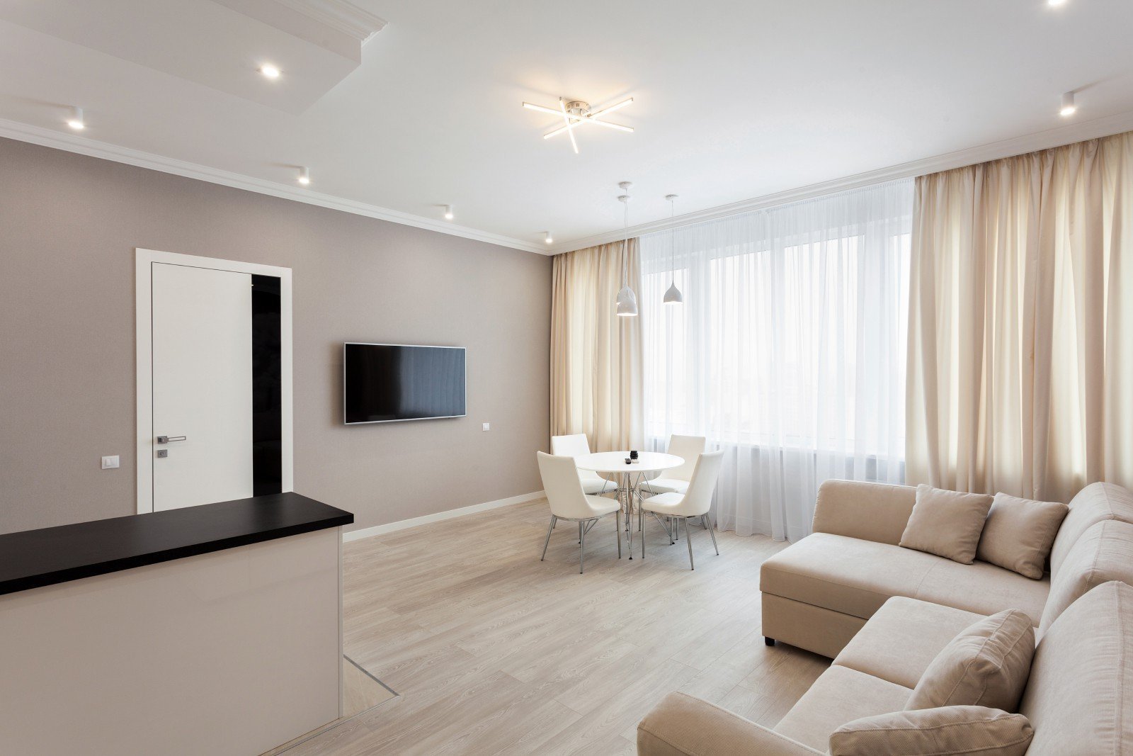 Недорогие готовые квартиры. Управляемая светодиодная люстра Sonne 100w 4s-app-556x556x80-White/White-220-ip20. Евроремонт квартиры. Квартира в светлых тонах. Евроремонт однокомнатной квартиры.
