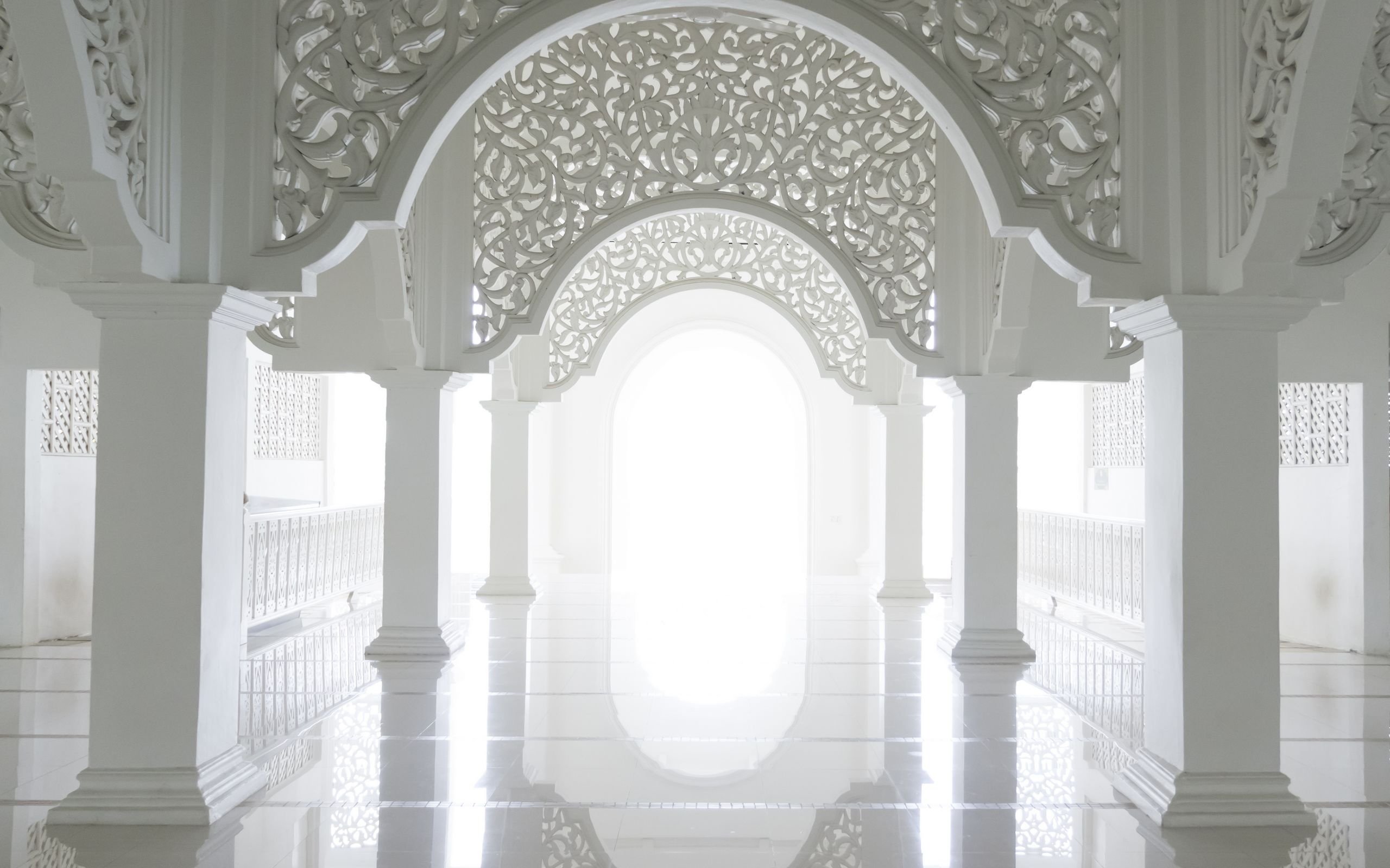Белом своде. Дворец Аль Касима. Арка в арабском стиле. Арка с колоннами. Восточные арки с колоннами.