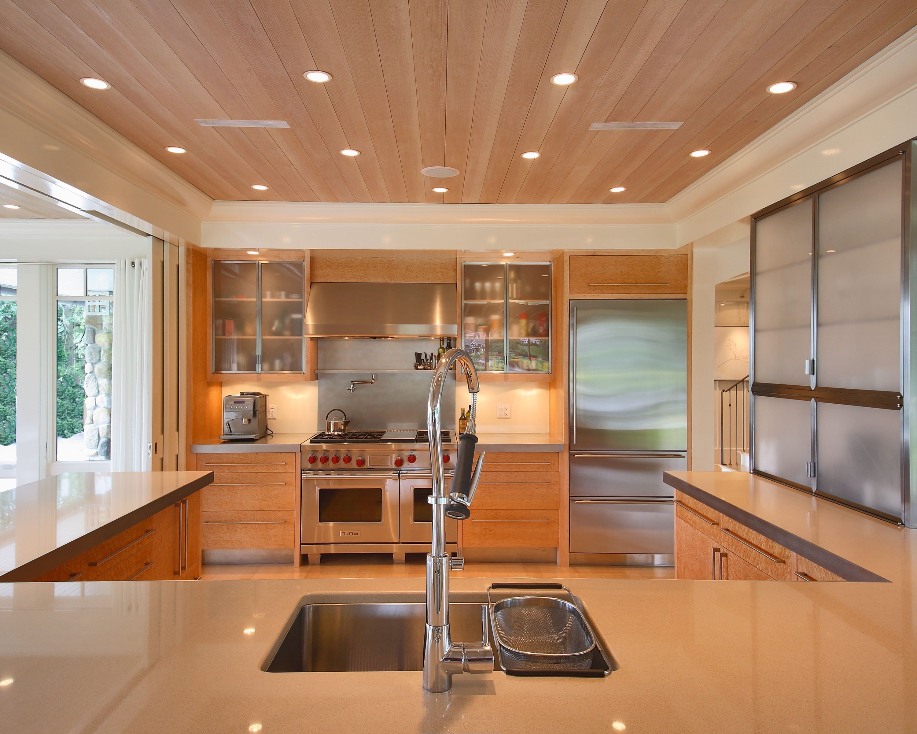 Какие потолки лучше сделать в доме. Кухня в потолок. Отделка потолка на кухне. Пластиковый потолок на кухне. Навесной потолок на кухне.