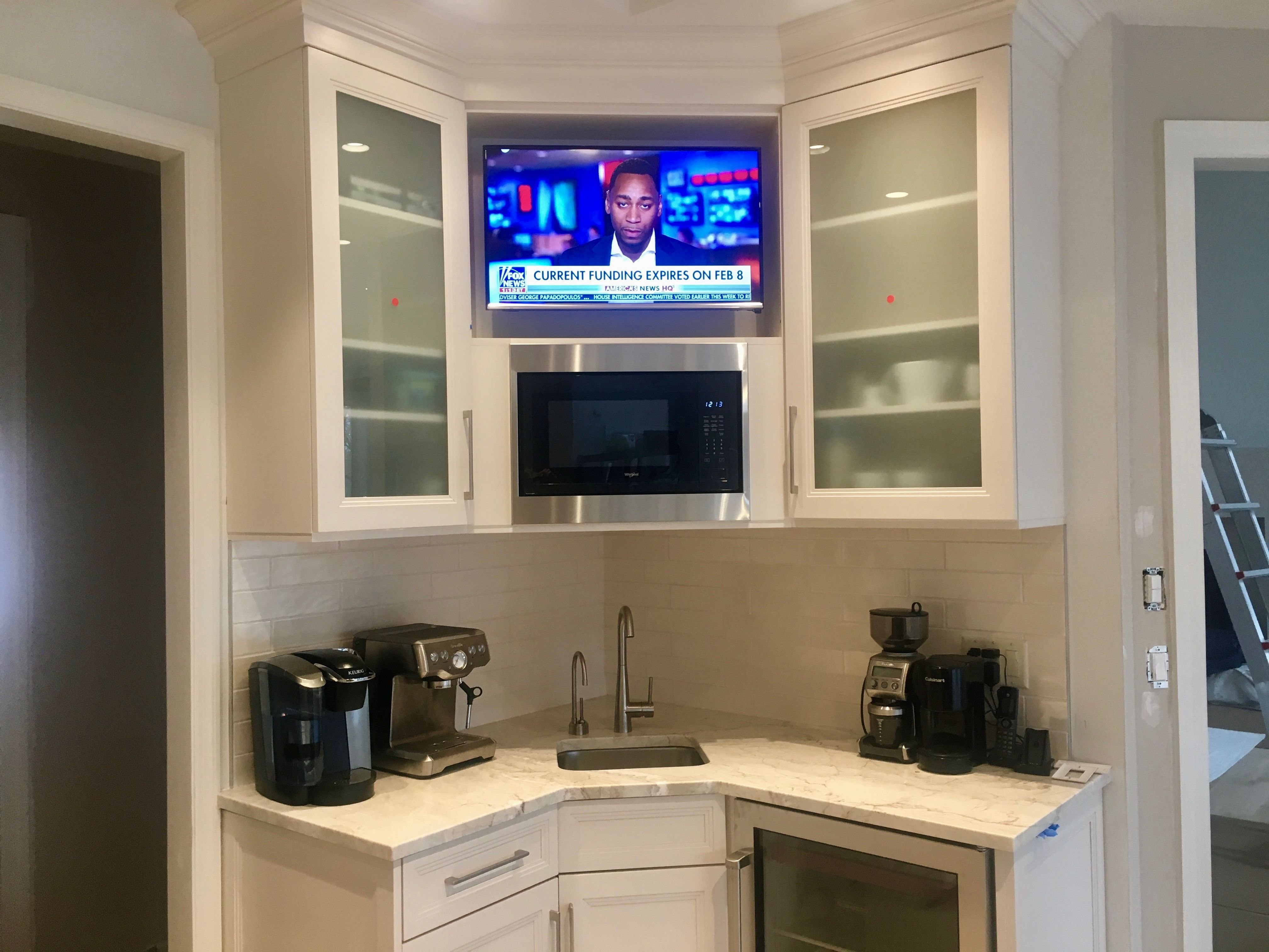 Телевизор на кухню с wifi. Подвесной телевизор на кухню. Телевизор в углу кухни. Телевизор на маленькую кухню. Телевизор в интерьере кухни.