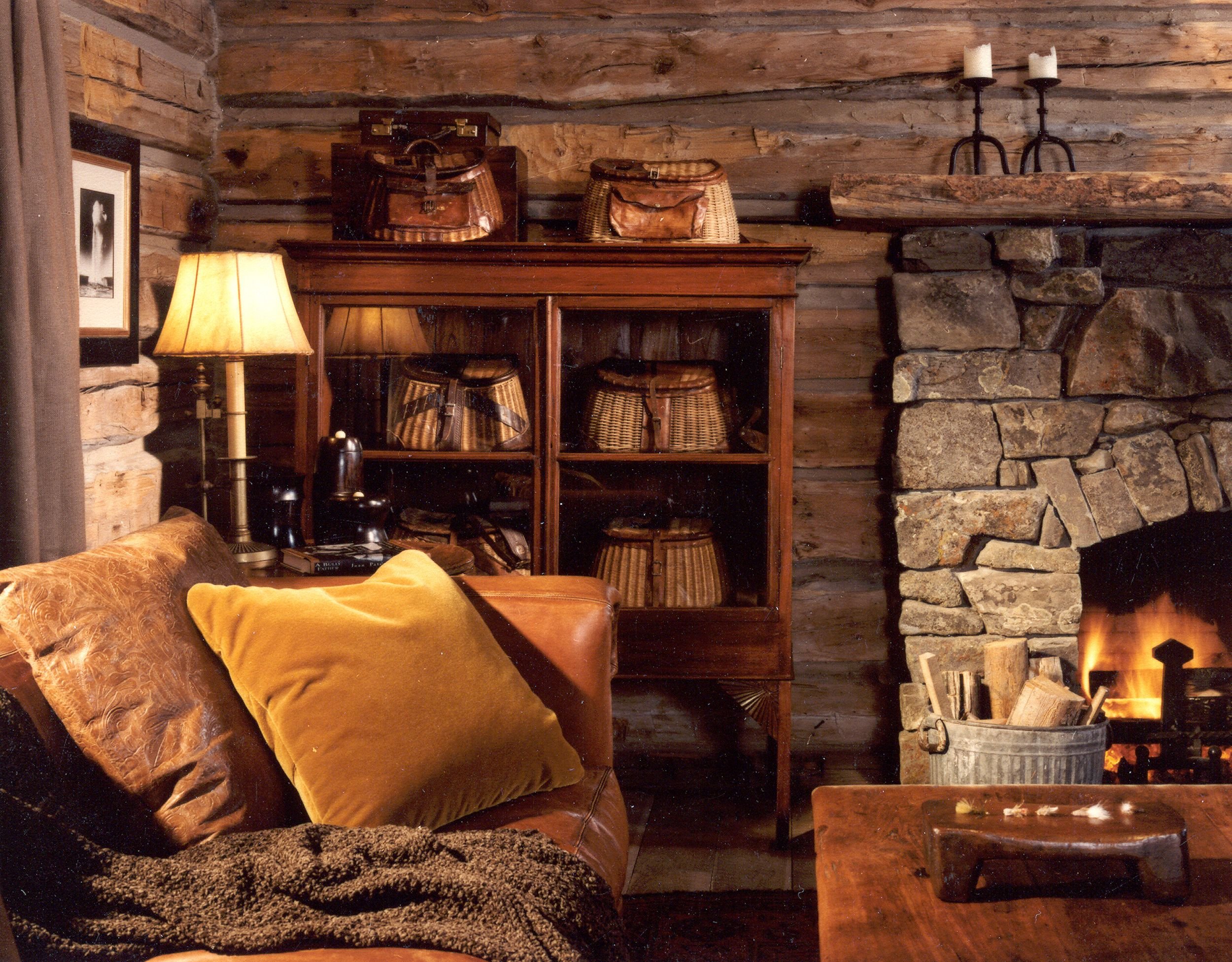 Уютная комната тепло. Уютная комната. Уютная комната с камином. Старинная комната с камином. Уютный домик с камином.