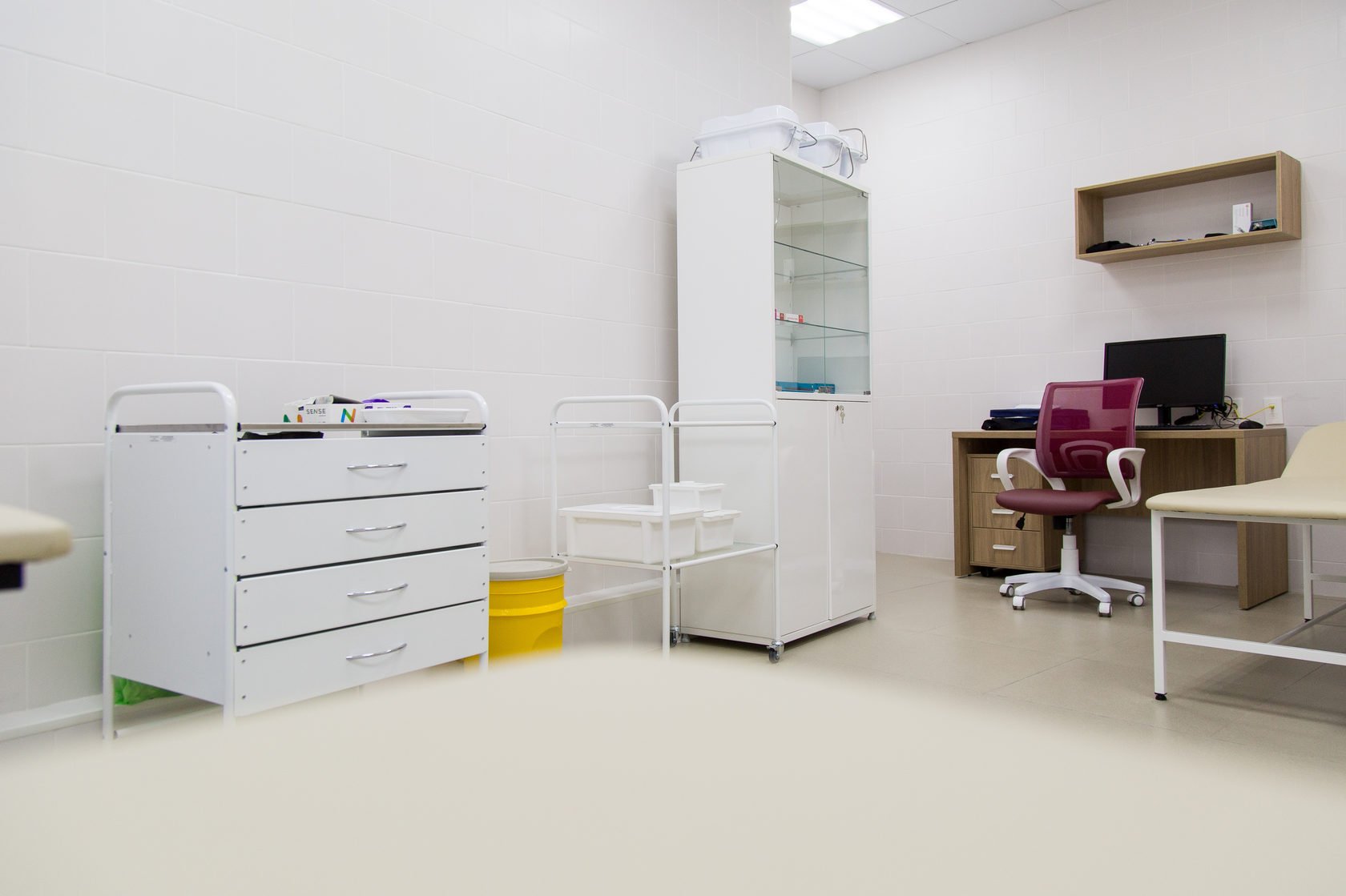Открыть кабинет врача. Стол процедурный МД SP 2g. Мебель для кабинета врача. Современная медицинская мебель. Стол для медицинского кабинета.