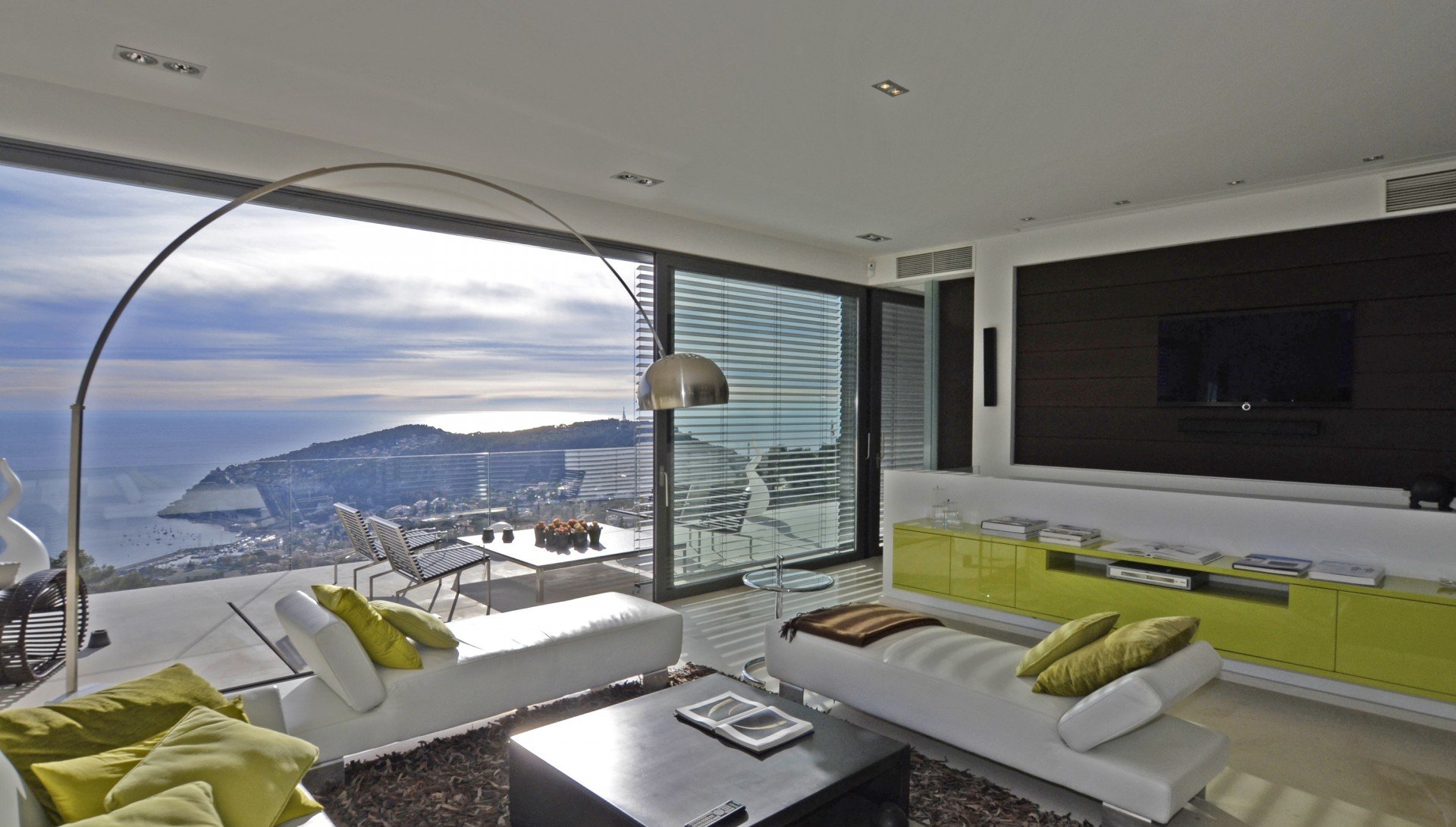 Квартиры лазурный берег. Монако виллы на берегу Лазурный берег. Апартаменты с видом на море. Интерьер с видом на море. Интерьер апартаментов на море.