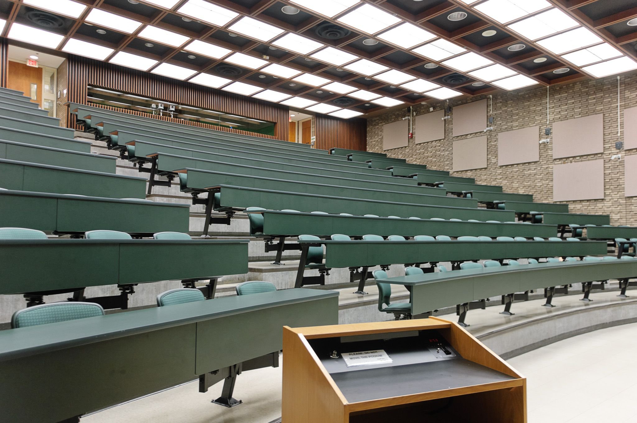 Аудитория это. Мюнхен университет лекционный зал. Поточная аудитория. Поточная аудитория в университете. Современные поточные аудитории.