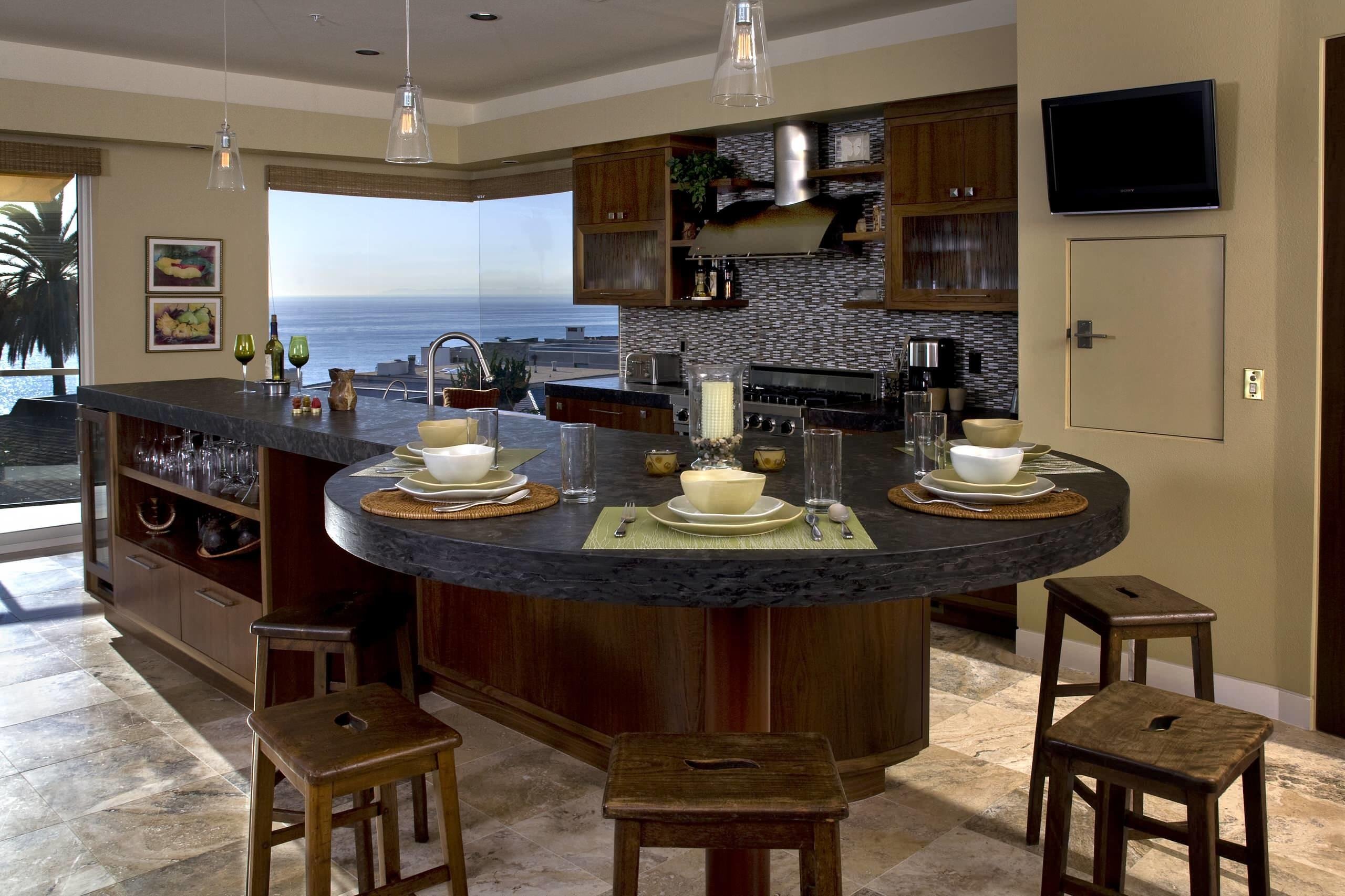 Кухонный стол остров. Кухонный остров. Остров на кухне. Кухня с островом. Остров с обеденным столом.