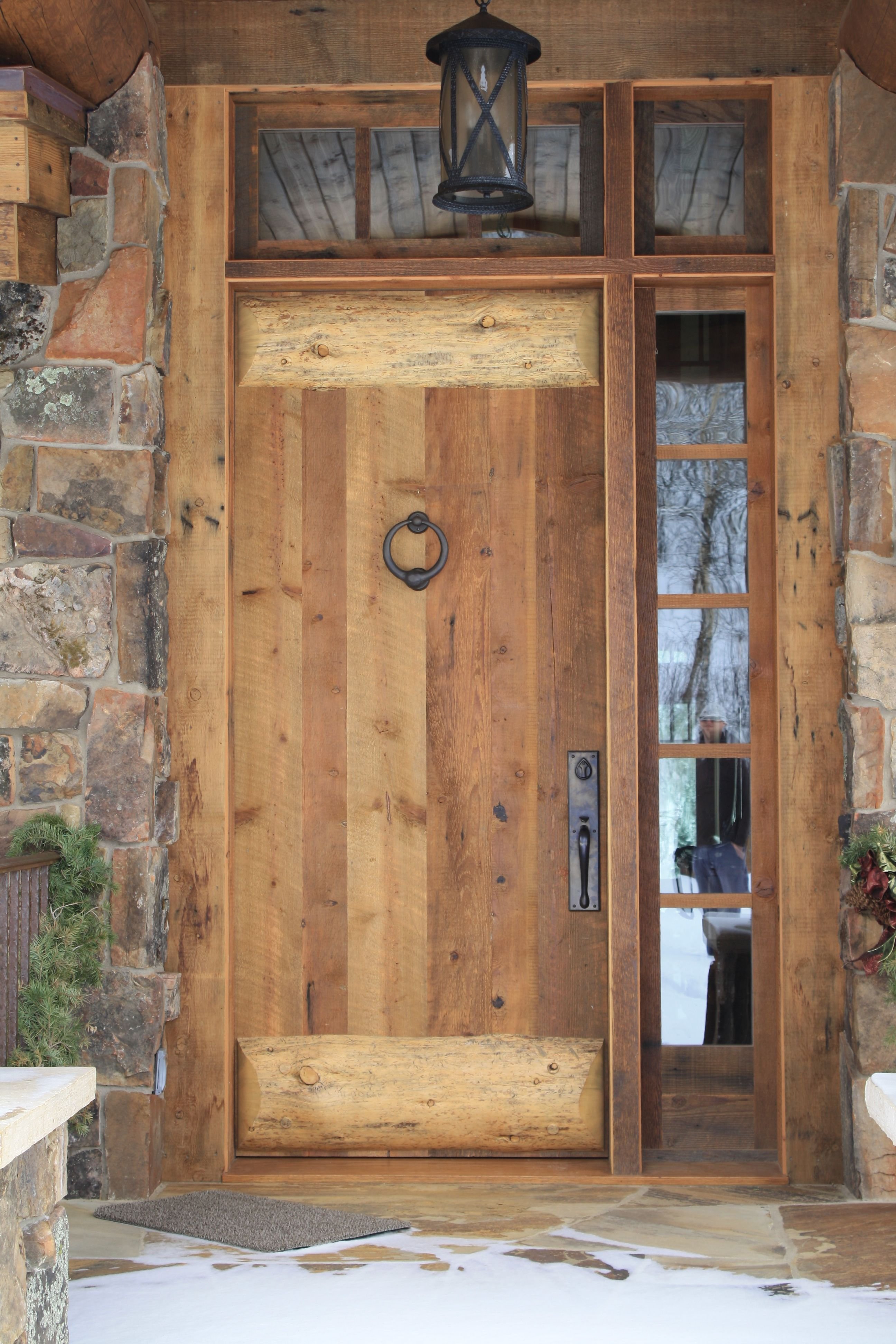 Сделать входную дверь в дом. Двери дерево Iroko Wood Doors. Двери наружные деревянные. Двери в деревенском стиле. Деревянная входная дверь в деревенском стиле.