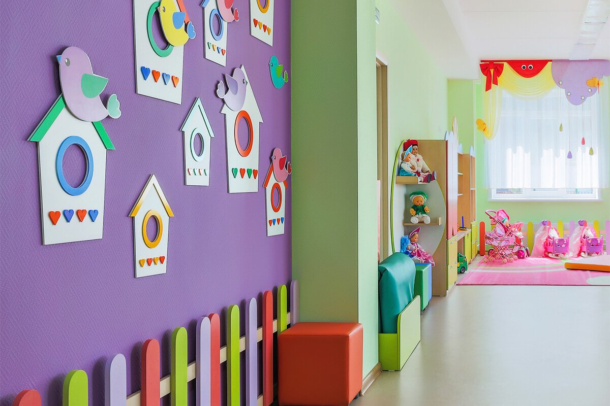 Оформление ребенка в садик. Украшение стен в детском саду. Украсить стену в детском саду. Украшение холла в детском саду. Украшение коридора в детском саду.