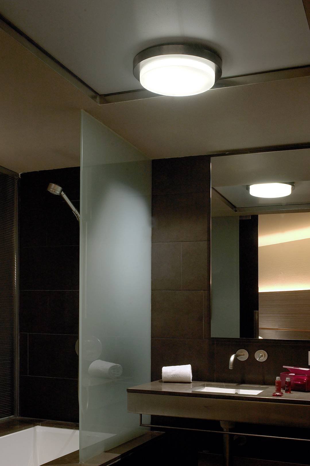 Светодиодные светильники для ванной комнаты. Светильники для ванной комнаты. Светильники в ванную комнату на потолок. Освещение в ванной. Встроенные светильники для ванной.