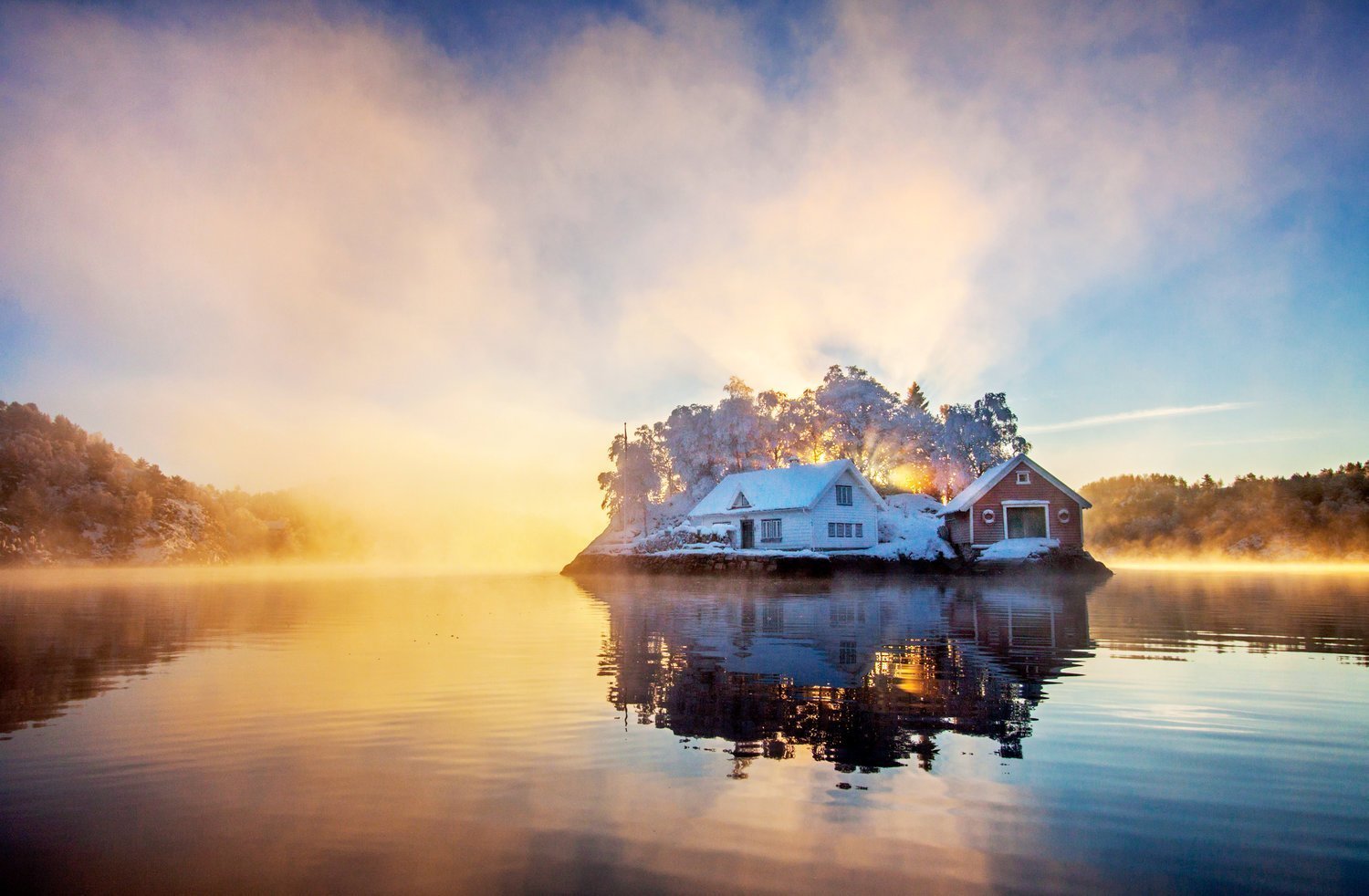 Дом на берегу озера. Норвегия одинокий дом на берегу озера. Уединенный домик. Одинокий домик. Дом на воде.