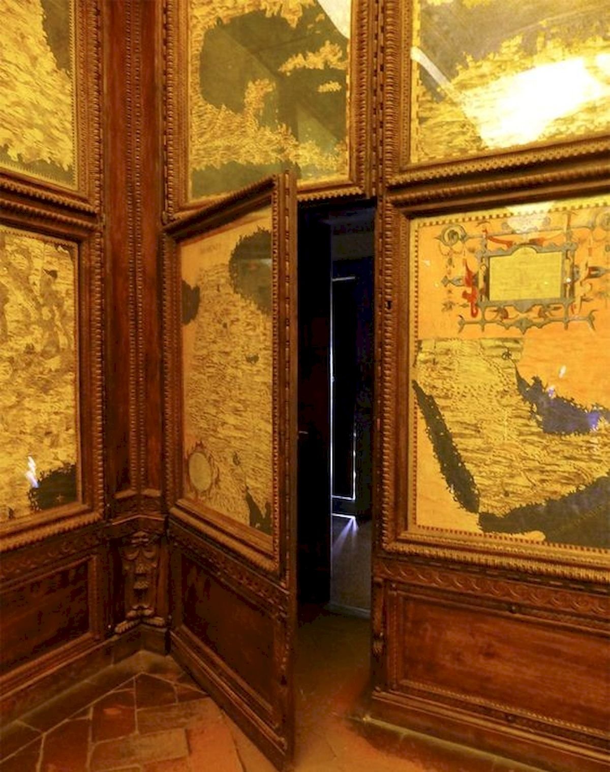 В каком году придумали двери. Зал географических карт в палаццо Веккьо. Флоренция палаццо Веккьо зал географических карт. Потайные ходы палаццо Веккьо. Стены зала палаццо Веккьо.