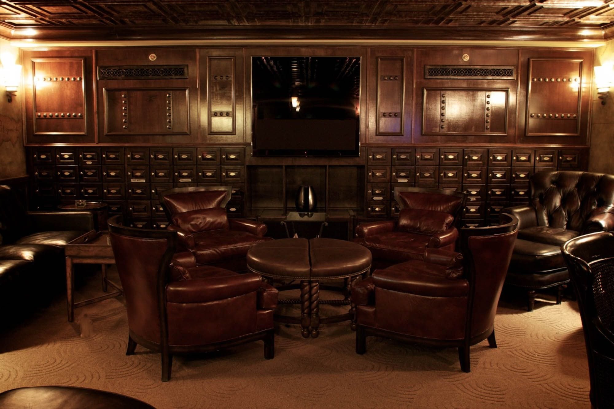 Сайт мужского клуба. Сигарная комната Амбассадор. Сигарная комната 19 век. Romanov Cigar Lounge. Сигарная комната.