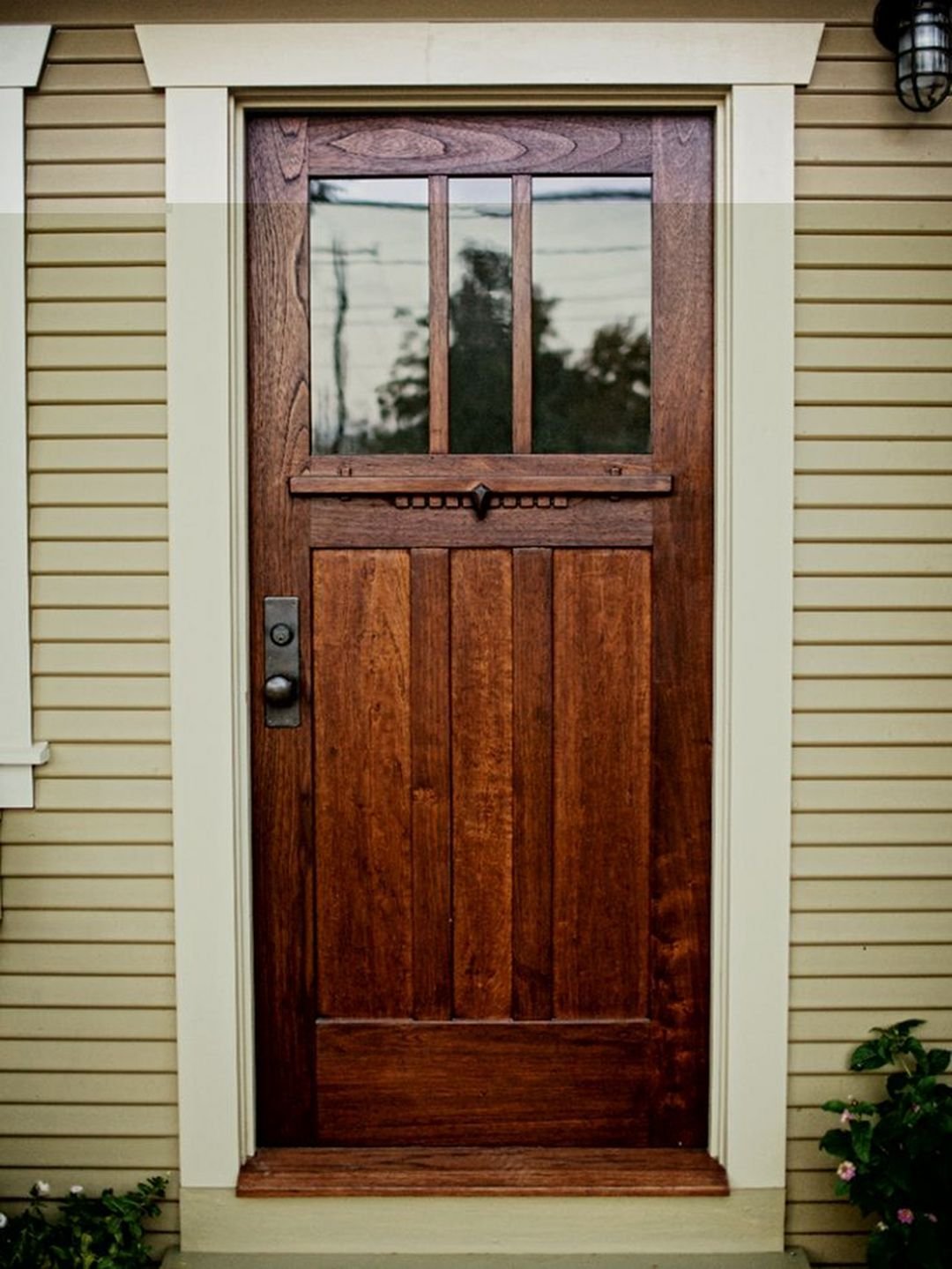 Сделать входную дверь в дом. Дверь входная деревянная. Двери в деревянном доме. Дверь уличная. Входная дверь в деревянный дом.