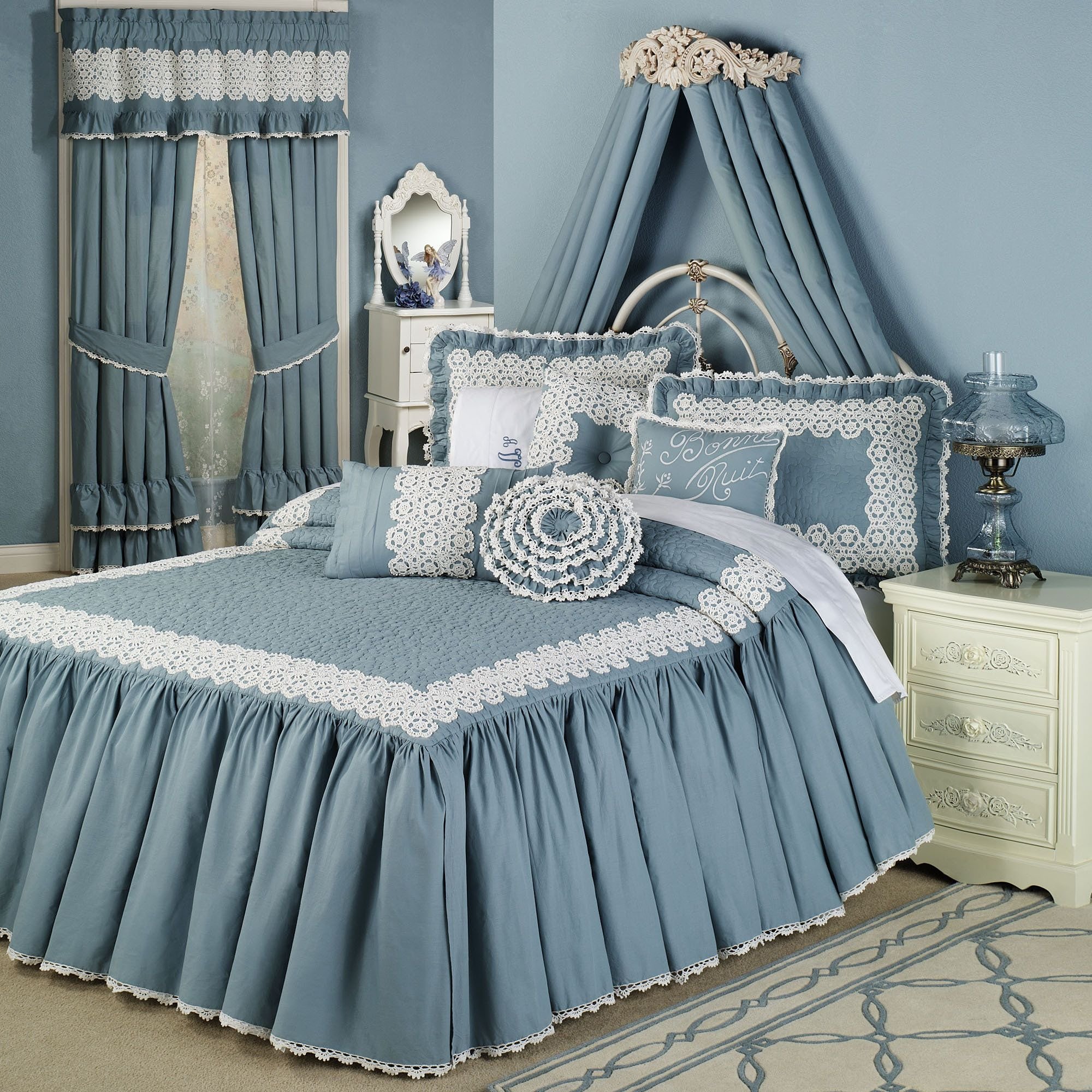 Покрывало на кровать красивые фото. Покрывало Leiper Azul. Шикарные покрывала на кровать. Современные покрывала на кровать. Покрывало на кровать в спальню.