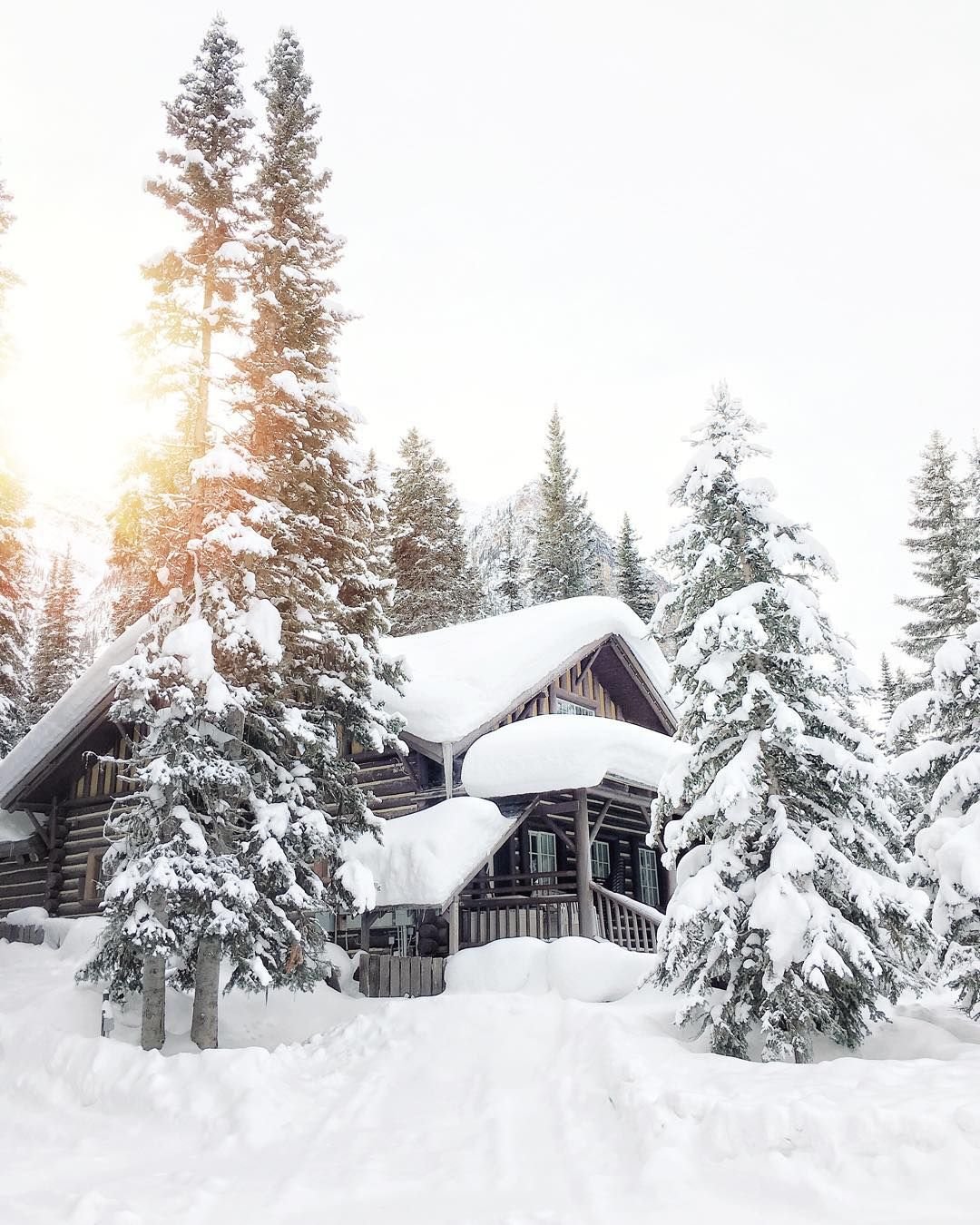 Деревянный дом снег. Зимний дом. Заснеженный домик. Домик в зимнем лесу. Домик в лесу зимой.