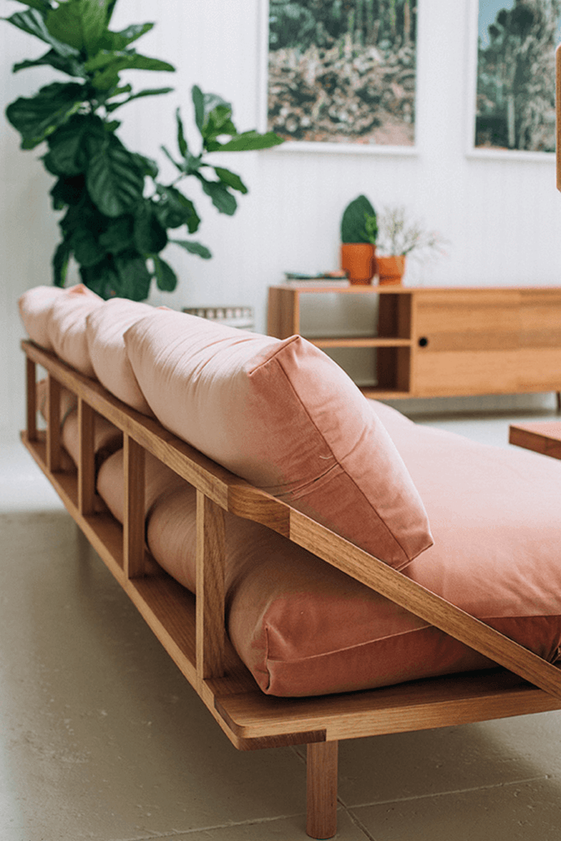 Самодельный диван. Диван на деревянном каркасе. Самодельный деревянный диван. Деревянный диван с подушками.