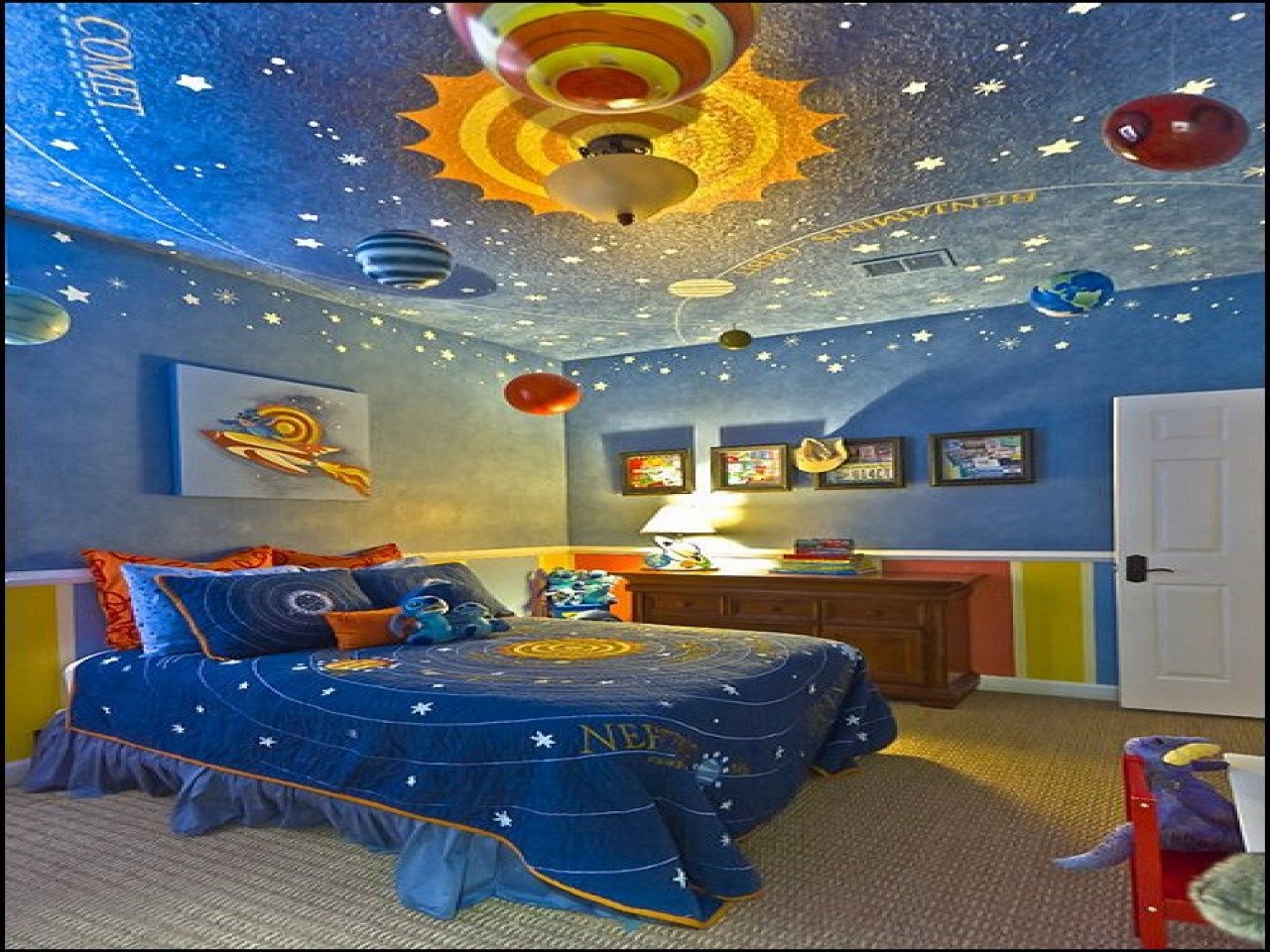 Развлечения для детей космос. Детская комната в космическом стиле. Комната в стиле космос для мальчика. Детская комната в стиле космос. Спальня в космическом стиле.